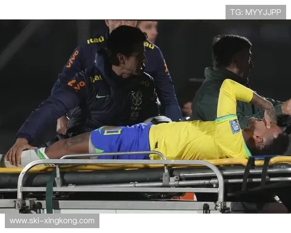 足球球星受伤担架镜头瞬间展现职业生涯最痛时刻令人心疼的瞬间